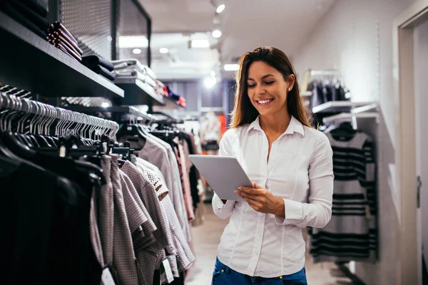 Bella Donna Che Utilizza Tablet Mentre Lavora Nel Negozio — Foto Stock