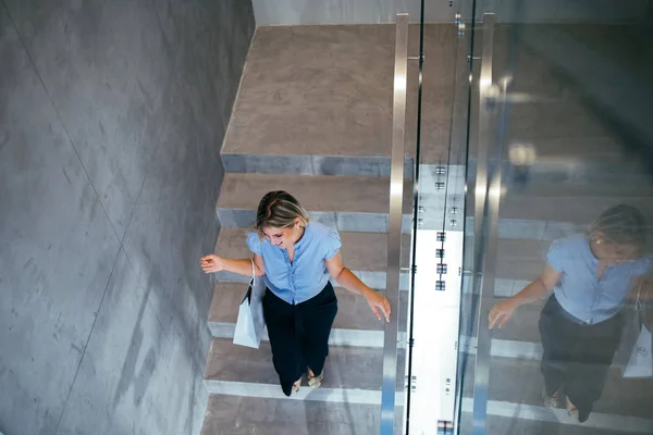 Застрелен Сверху Привлекательной Молодой Женщины Спускающейся Лестнице Несущей Сумки Покупками — стоковое фото