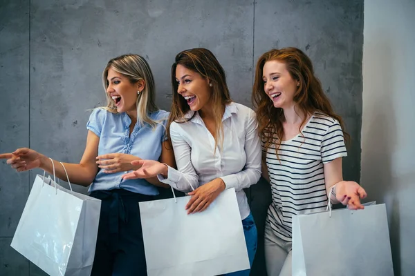 Foto Van Drie Mooie Vrouwen Samen Winkelen — Stockfoto