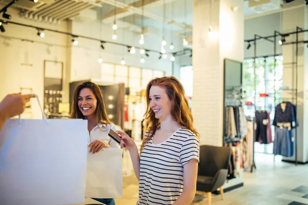 Foto Due Donne Che Comprano Registratore Cassa Nel Negozio — Foto Stock