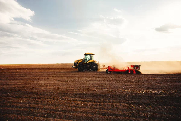 Tarımsal Mekanizasyon Arazi Üzerinde Bir Gün Batımı Tohum Için Hazırlanıyor — Stok fotoğraf