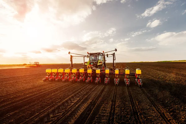 Trekker Landbouwgrond Bezig Met Zonsondergang — Stockfoto