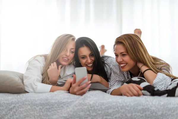 Tre Kvinnor Har Roligt Att Bilder Sängen Med Mobiltelefon — Stockfoto