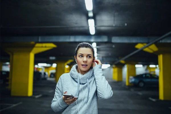 Tiro Uma Mulher Atleta Escolhendo Lista Reprodução Certa Telefone Celular — Fotografia de Stock