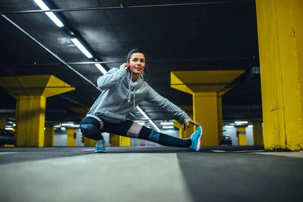 Foto Fiduciosa Atleta Donna Che Alcuni Esercizi Stretching Nel Parcheggio — Foto Stock