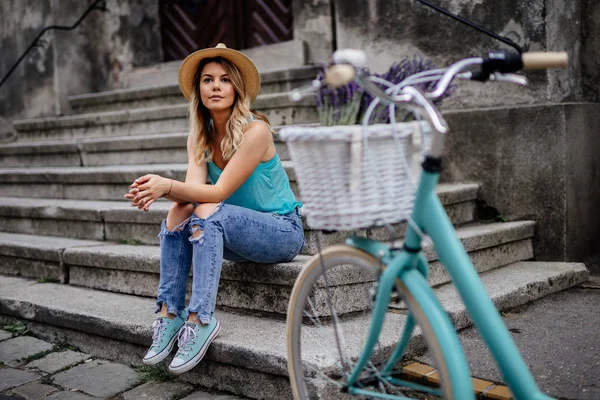 Portrait Beautiful Woman Taking Break Bicycling Town — Stock Photo, Image