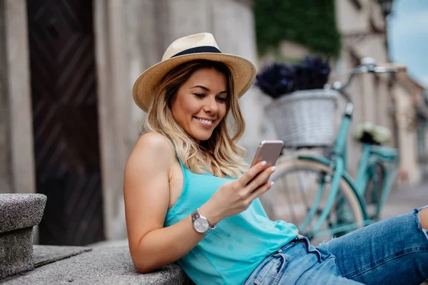 Cerca Foto Una Hermosa Mujer Sonriente Usando Teléfono Móvil Aire — Foto de Stock