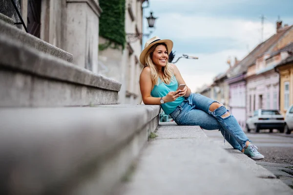 Retrato Completo Una Mujer Sonriente Usando Teléfono Móvil Mientras Está —  Fotos de Stock