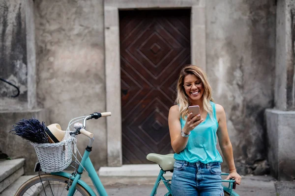 Retrato Una Joven Atractiva Usando Celular Mientras Monta Bicicleta —  Fotos de Stock