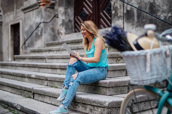 Retrato Completo Una Mujer Sentada Las Escaleras Usando Una Tableta —  Fotos de Stock