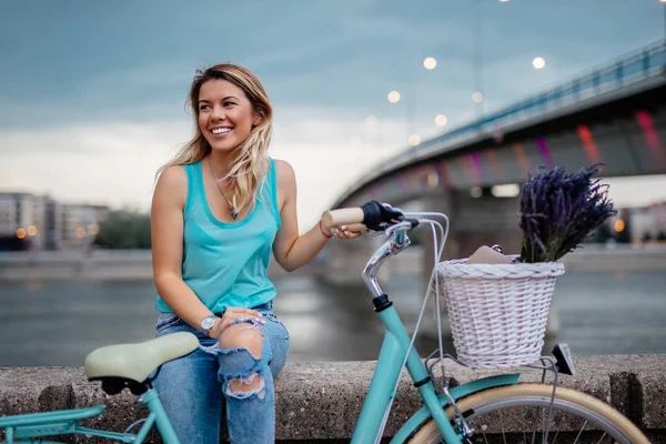 Portrait Woman Sightseeing City Bicycle — Stock Photo, Image