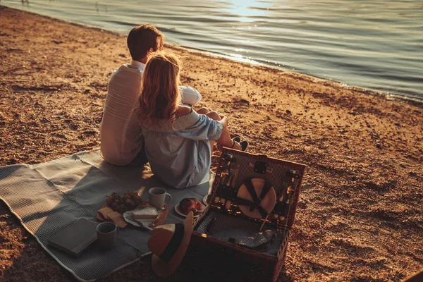 Jovem Casal Assistindo Pôr Sol Piquenique Junto Rio — Fotografia de Stock