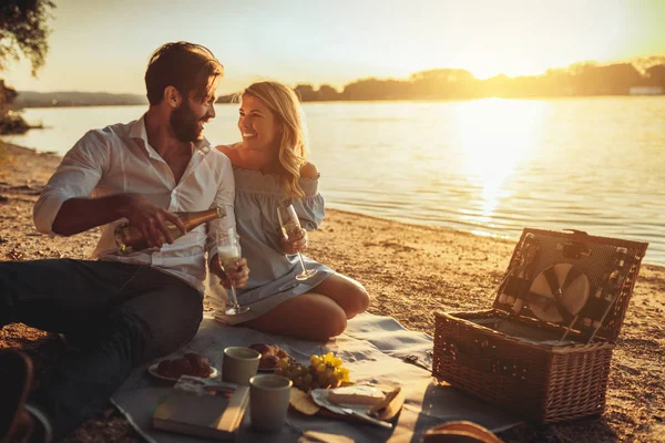 Paar Verliefd Drinken Champagne Vieren Hun Liefde — Stockfoto