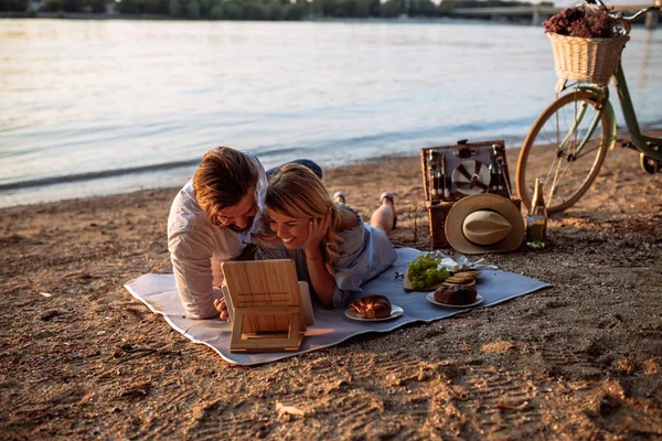 Casal Apaixonado Uma Data Piquenique Usando Tablet — Fotografia de Stock