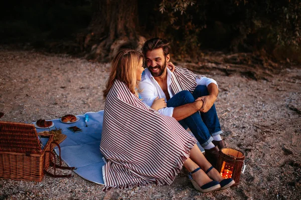 Szerelmes Pár Borított Takaró Élvezi Piknik Időben Együtt — Stock Fotó