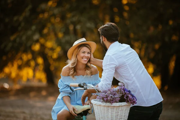 Porträtt Ett Lyckligt Par Njuta Tillbringa Tid Tillsammans Naturen — Stockfoto