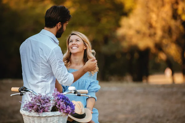 Cheerful Young Couple Embracing Outdoors — Stock Photo, Image