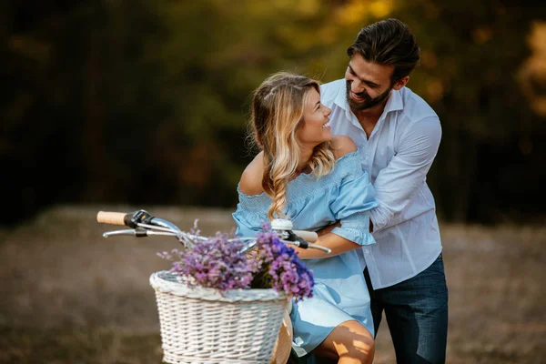 Photo Young Couple Bonding Outdoor Date — Stock Photo, Image