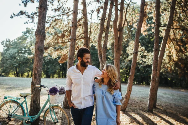 Casal Feliz Desfrutando Passeio Parque — Fotografia de Stock