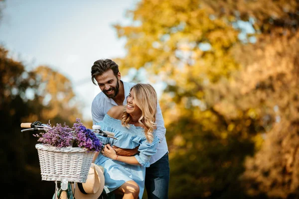 Belo Jovem Casal Divertindo Livre — Fotografia de Stock