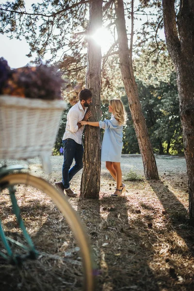 Adorável Jovem Casal Divertindo Natureza — Fotografia de Stock