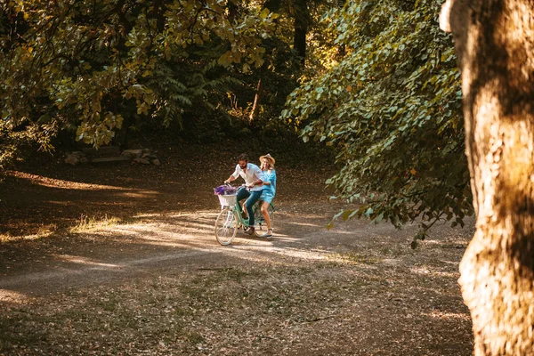 Retrato Comprimento Total Jovem Casal Divertindo Andando Bicicleta Livre — Fotografia de Stock