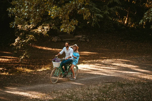 Retrato Comprimento Total Casal Feliz Andando Bicicleta Natureza — Fotografia de Stock