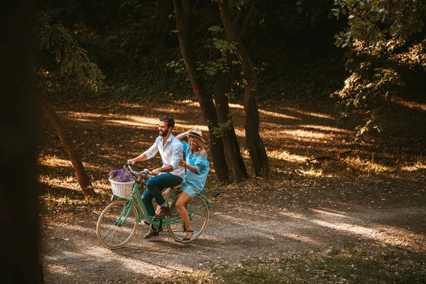 Retrato Completo Una Pareja Joven Divirtiéndose Montando Bicicleta Aire Libre — Foto de Stock