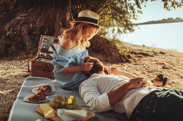 Schot Van Jonge Paar Omarmen Picknick — Stockfoto