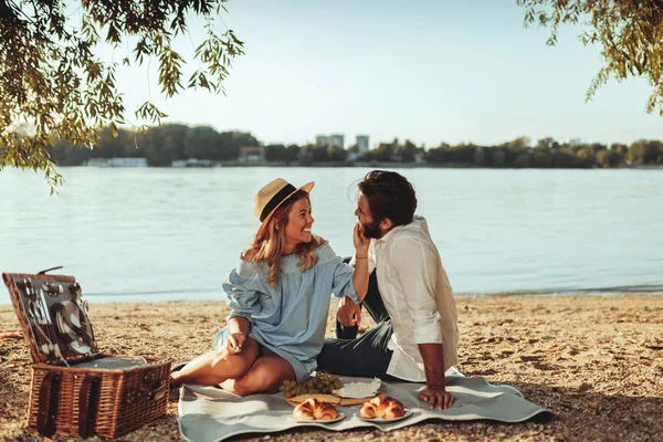 Full Length Portrait Young Couple Having Good Times Picnic Date — Stock Photo, Image