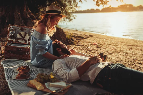 Beautiful Couple Enjoying Picnic Time Sunset — Stock Photo, Image