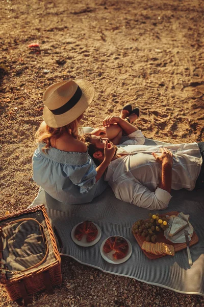 Casal Apaixonado Curtindo Piquenique Comida Livre — Fotografia de Stock