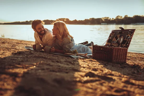 Paar Verliefd Dating Genieten Van Een Kopje Koffie — Stockfoto