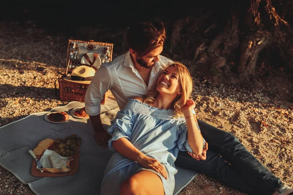 Gelukkige Paar Genieten Van Tijd Samen Een Picknick — Stockfoto