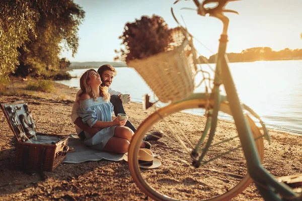 情侣在爱享受咖啡时间在野餐 — 图库照片