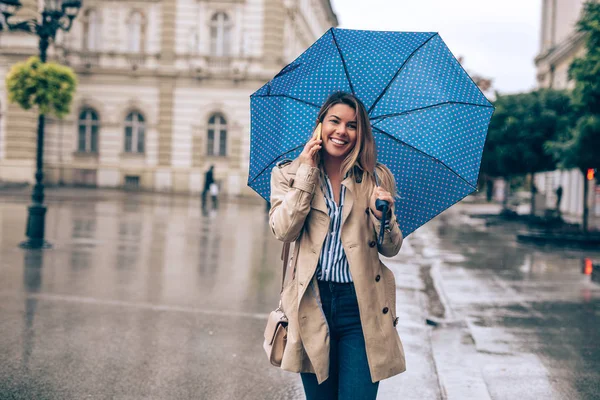 Hermosa Chica Hablando Por Teléfono Ciudad —  Fotos de Stock