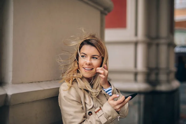 Beautiful Woman Texting Phone Rainy Day — Stock Photo, Image