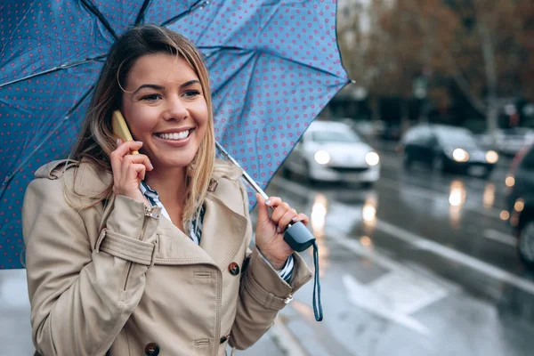 Hermosa Chica Hablando Por Teléfono Ciudad —  Fotos de Stock