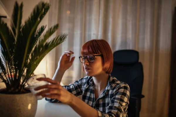 Geschäftsfrau Gießt Eine Blume — Stockfoto