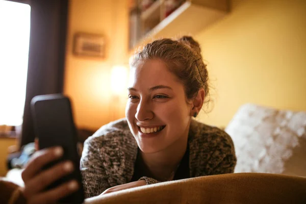 Söt Ung Tonåring Sms Sin Mobiltelefon — Stockfoto