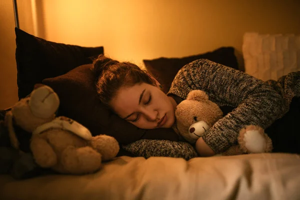 Schot Van Een Jong Tienermeisje Slapen Met Een Teddybeer — Stockfoto