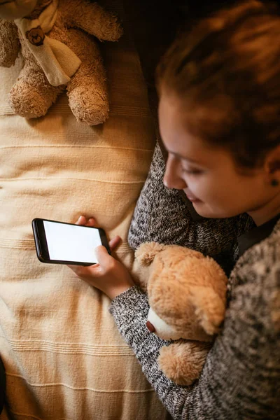 Närbild Foto Tonårsflicka Med Mobiltelefon — Stockfoto