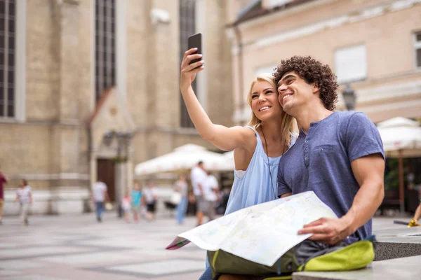 Foto Una Pareja Turistas Tomando Una Foto Con Teléfono Móvil — Foto de Stock