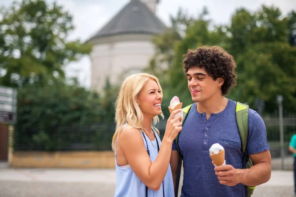 アイスクリームを食べるとベンチに座って観光客 — ストック写真