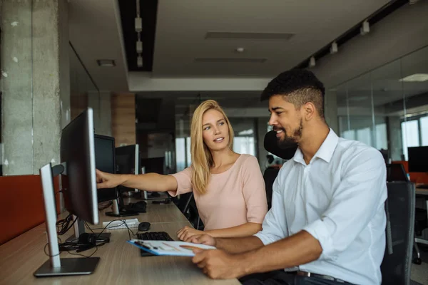 Foto Von Geschäftsleuten Die Gemeinsam Einem Computer Arbeiten — Stockfoto