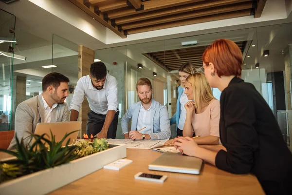 Foto Empresarios Trabajando Juntos Nuevo Proyecto Como Equipo Oficina — Foto de Stock