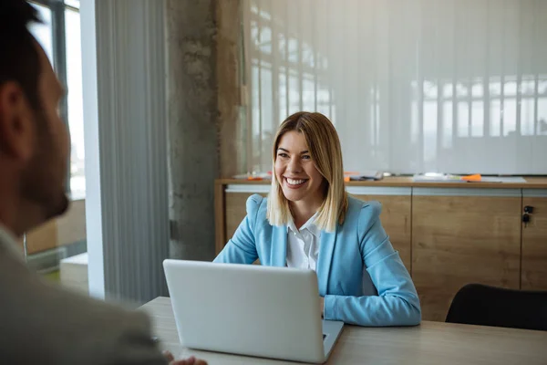 Foto Una Joven Mujer Negocios Feliz Sentada Con Cliente Usando — Foto de Stock