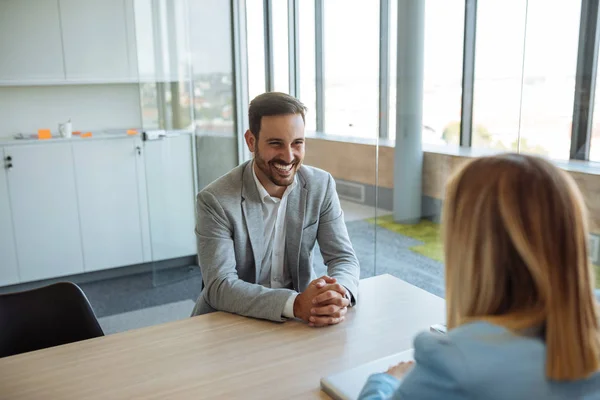 Aufnahme Eines Zufriedenen Kunden Gespräch Mit Einem Erfolgreichen Berater Büro — Stockfoto