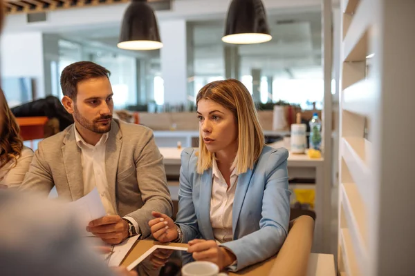 Photo Une Jeune Femme Affaires Faisant Brainstorming Lors Réunion — Photo