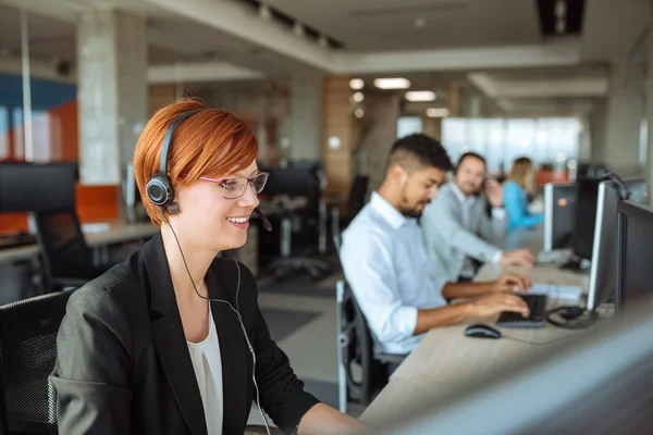 Foto Framgångsrik Dispatcher Arbetar Med Dator Kontoret — Stockfoto